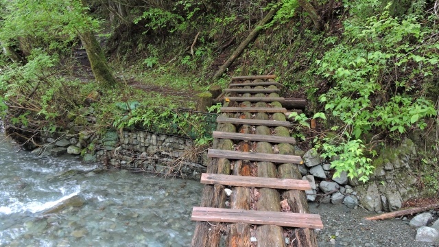 鍋割山　川